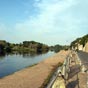 Sainte-Foy : La Dordogne. Dès le XIIè siècle, Anglais et Français se disputent les confins de l'Aquitaine. Le site de Sainte-Foy-La-Grande en bordure de la Dordogne est particulièrement convoité. Les Templiers implantent une commanderie qui contrôle le pa